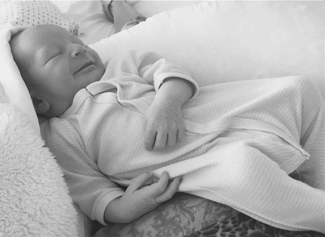 上帝の光|穿衣服对她是种浪费,生的孩子叫腰精的后裔