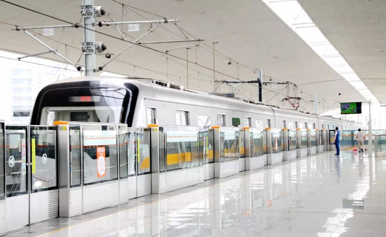 澶瑰湪鍦伴搧灞忚斀闂ㄥ拰鍒楄溅涔嬮棿,涓婃捣鍦伴搧涔樺琚す鍦ㄥ睆钄介棬鍐呴儴