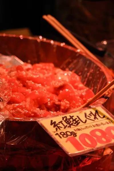 红叶堪比京都，温泉不输北海道的赏枫地，11-12月往返机票￥800+，不用担心人潮说走就走