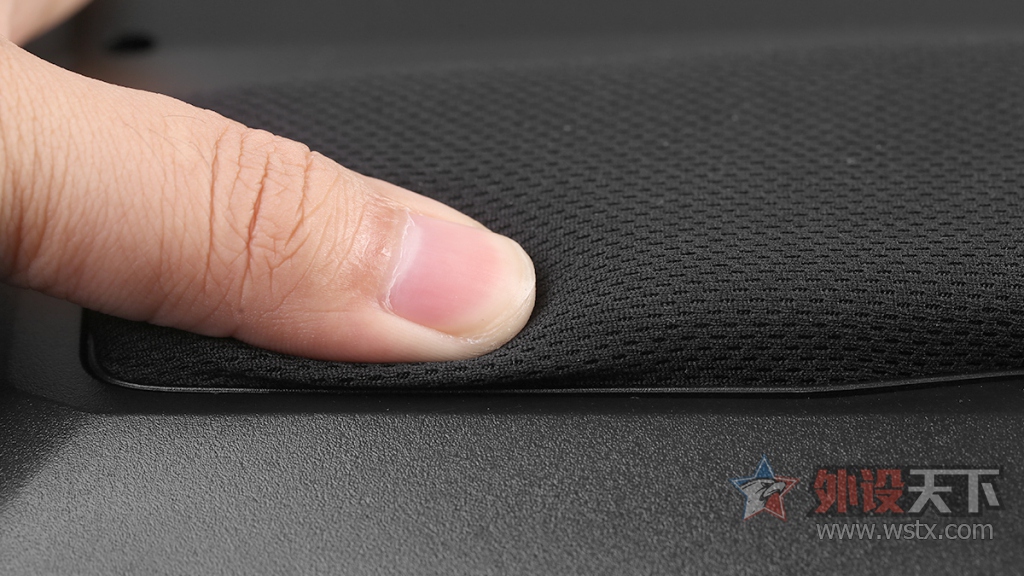 官方评测冰豹ROCCATSOVA游戏膝板图赏简评:腿上游戏