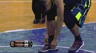 易建联脱鞋事件央视新闻,如何看待易建联脱鞋事件