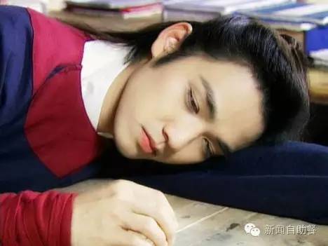 我的天哪，鹿晗、李易峰、杨洋、彭于晏都来踢球了！