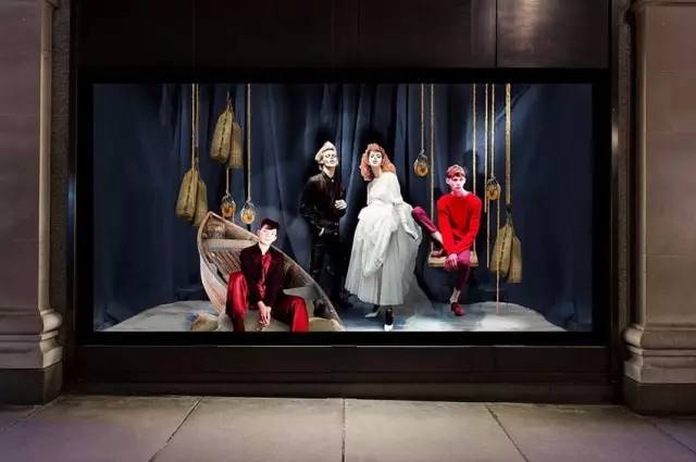 不必花钱去剧院，这间商店里每次转身都是一出精装大戏