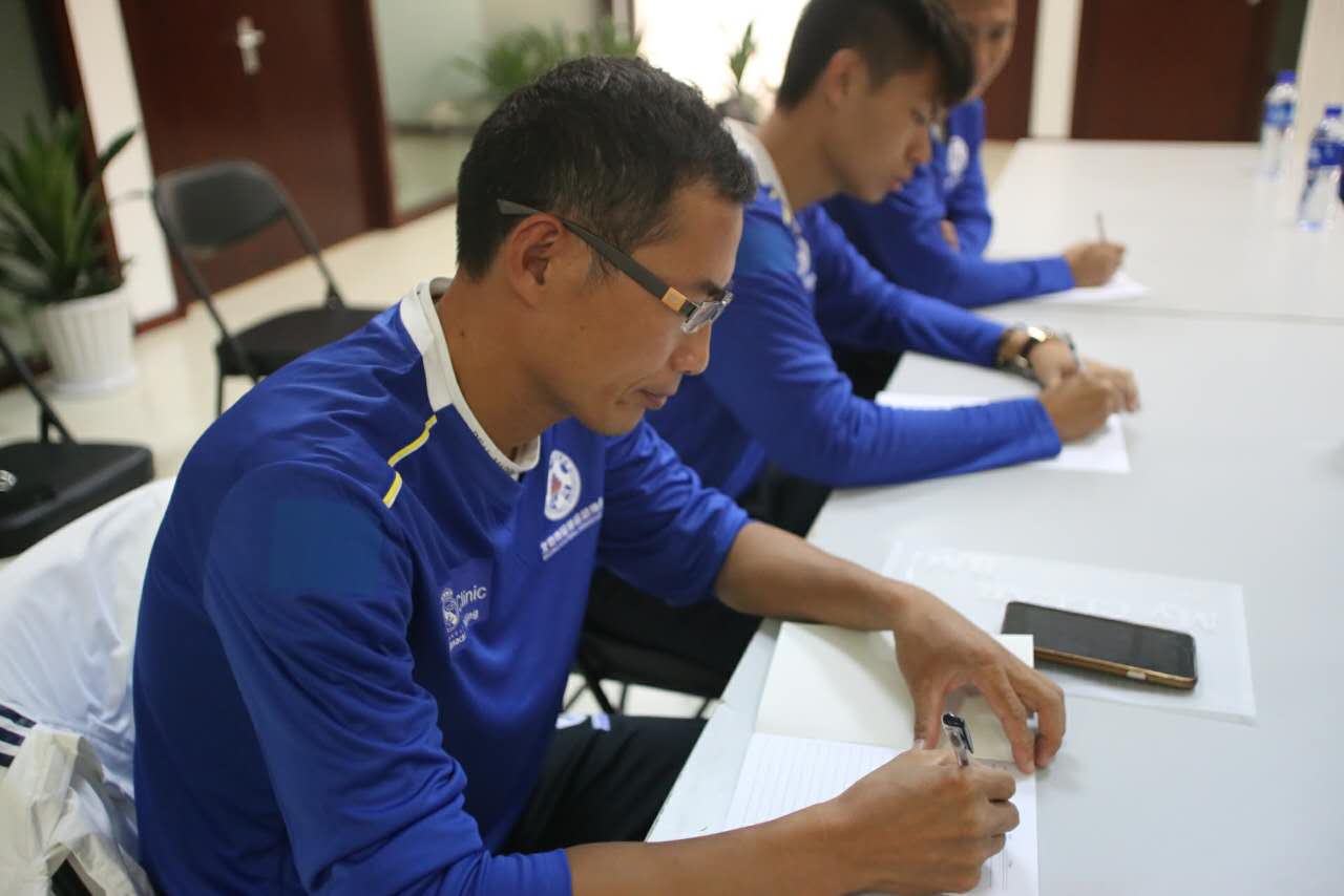 足球让孩子们不再孤独,足球带给孩子们的快乐