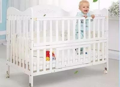 给6个月以上的宝宝挑选婴儿床,如何给宝宝选择安全的婴儿床