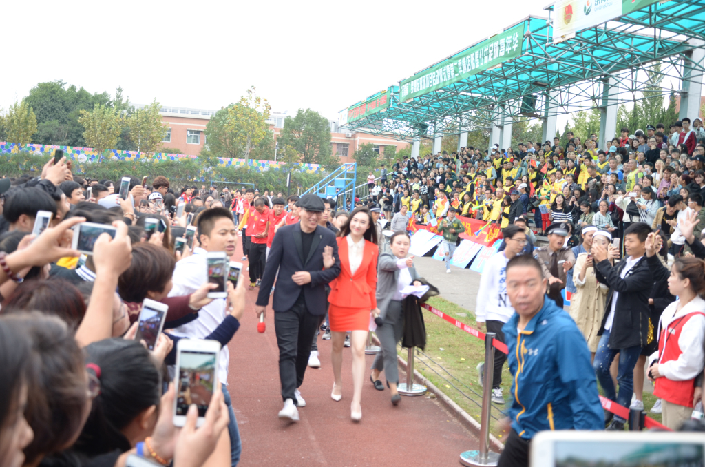 横店明星公益足球赛今日开赛，华少、钱泳辰、吕一、何中华出席