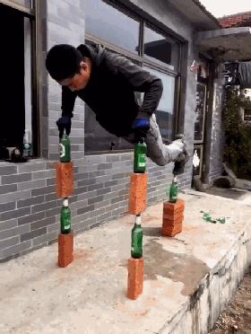 老湿机爱搞笑gif图：现实版少林足球