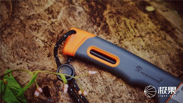 这盒子还没手掌大，里面的工具却比工具箱还全，野外保命全靠它