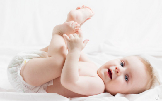 西安1岁宝宝用了网购的纸尿裤，小屁股长满湿疹，小夫妻不知所措