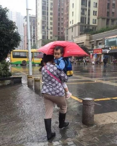 奶奶给孙子打伞抖音视频,奶奶给孙子打伞的视频