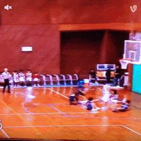 篮球场上的搞笑瞬间球没了,篮球场上的搞笑瞬间一脸懵逼