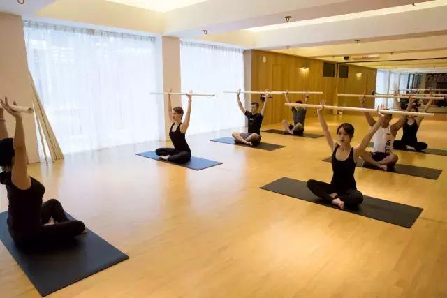 瑜伽初学者选择什么瑜伽垫,初学瑜伽在家练瑜伽垫如何选