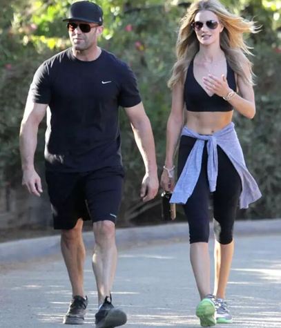 她们相差23岁,他们相差16岁