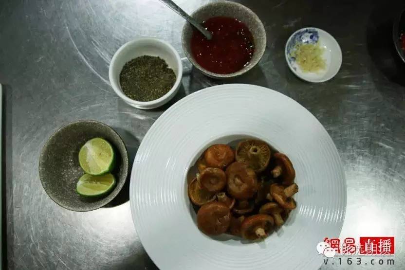 舌尖上的云南第二期：毛主席都夸赞的汽锅鸡是这样做出来的