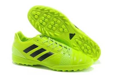 没有草的足球场地该选什么球鞋,足球新手推荐什么样的球鞋