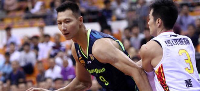 易建联赛场上发怒引热议,阿联脱鞋事件再起风波