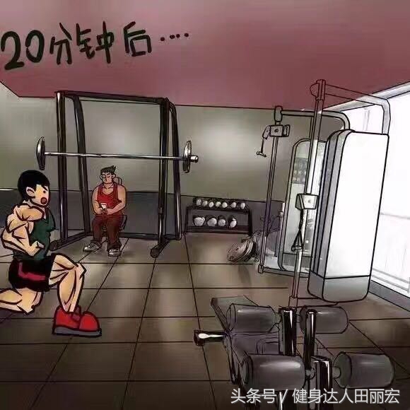 在健身房坐在器械上,健身房在器械上玩手机