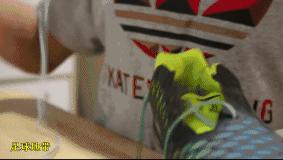 足球鞋带应该松点还是紧点,足球鞋带不会松的方法慢动作