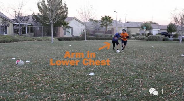 足球1v1防守技能训练多种方法,足球防守技巧与套路图解