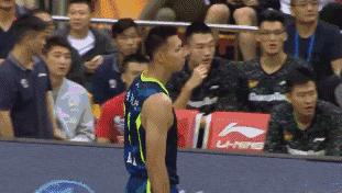 易建联怒脱球鞋被裁判禁止出场,易建联拒绝穿李宁的鞋比赛