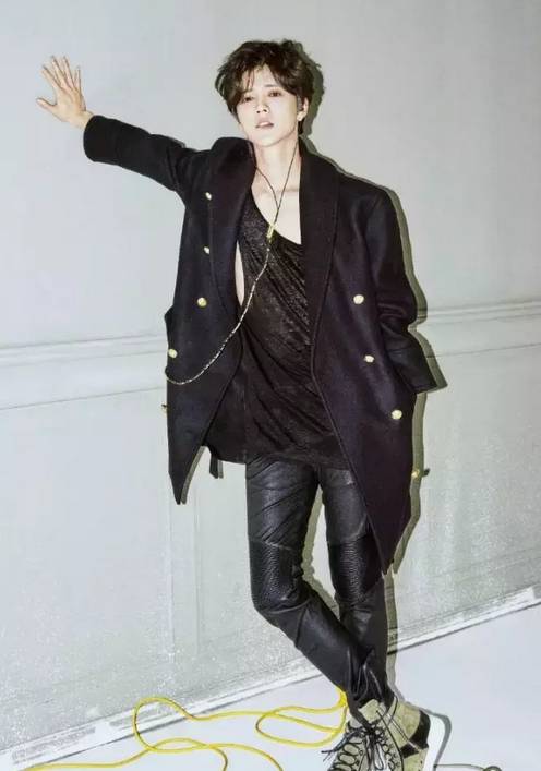 今日发售的HMXKenzo联名款，就算丑哭也要买