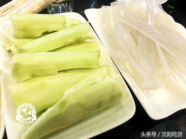 热气腾腾的铁锅炖鱼看起来好美味,铁锅炖鱼真的好吃