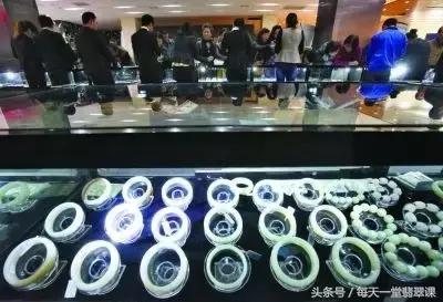 手镯玉戴上取不下来怎么办,手镯拿不下来的小妙招