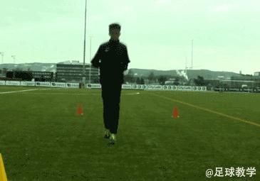 足球青训多种动作带球组合练习,足球如何训练变向运球