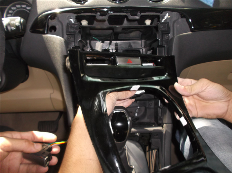 福特麦柯斯中控屏,福特麦柯斯仪表台拆解