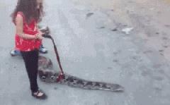 搞笑GIF动态图来袭：小萝莉倒牛奶，场面有点控制不住啊