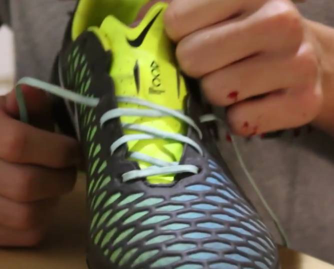 足球鞋带应该松点还是紧点,足球鞋带不会松的方法慢动作
