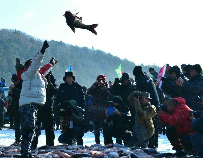华夏丨踏雪捕鱼架铁锅，镜泊跃美