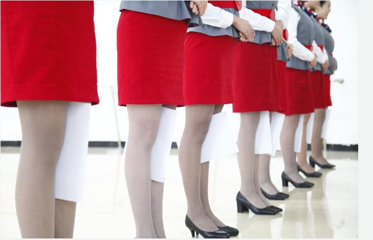 一米七八的空姐照镜子练站姿,准空姐蹲姿练习常常练到腿脚发麻