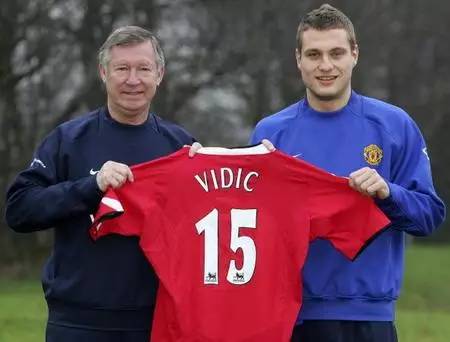 那个教我们做男人的硬汉，退役了