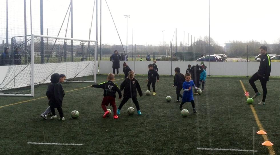 足球训练对小孩的成长有什么帮助,黎教练足球