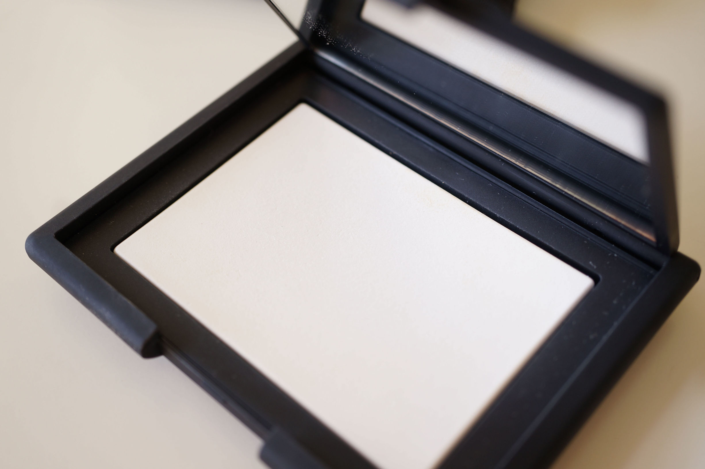 nars裸光蜜粉饼好用吗,nars裸光蜜粉饼