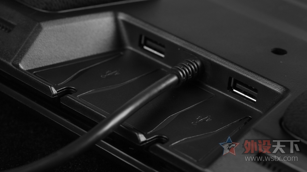 官方评测冰豹ROCCATSOVA游戏膝板图赏简评:腿上游戏