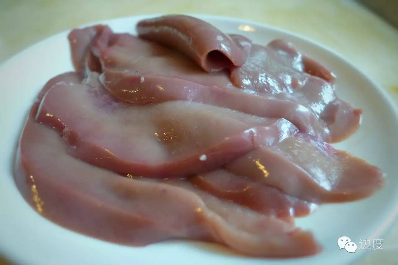 这个店家精通庖丁解猪的绝技，竟能把猪杂分成三十多个精品，让你吃到不同的美味与新鲜