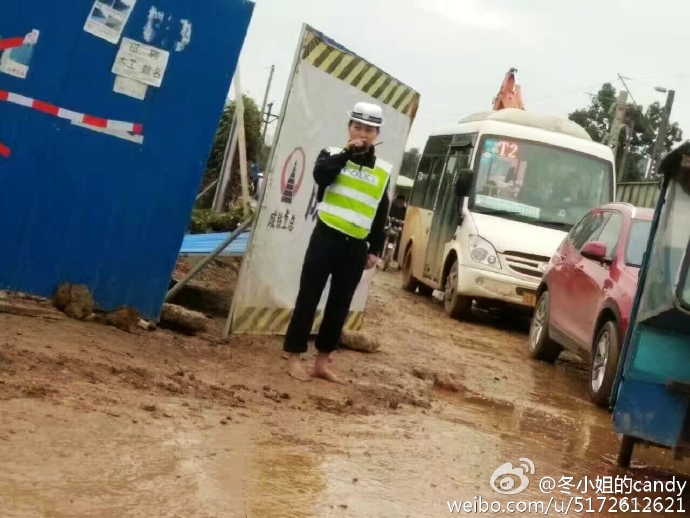 女辅警点赞救人,新都女协警赤脚执勤