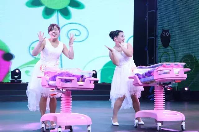 宝宝吐奶吐的不敢动,宝宝哭闹吐奶喘不过气