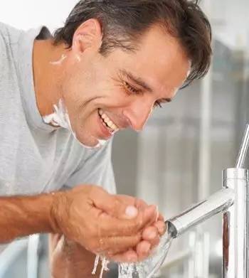 男人刮胡子的有些什么工具,男人刮胡子怎么才能不留黑点