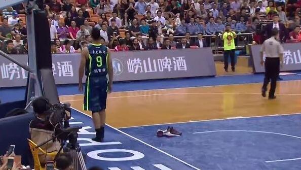 易建联为什么当场脱鞋,易建联脱鞋事件对李宁影响