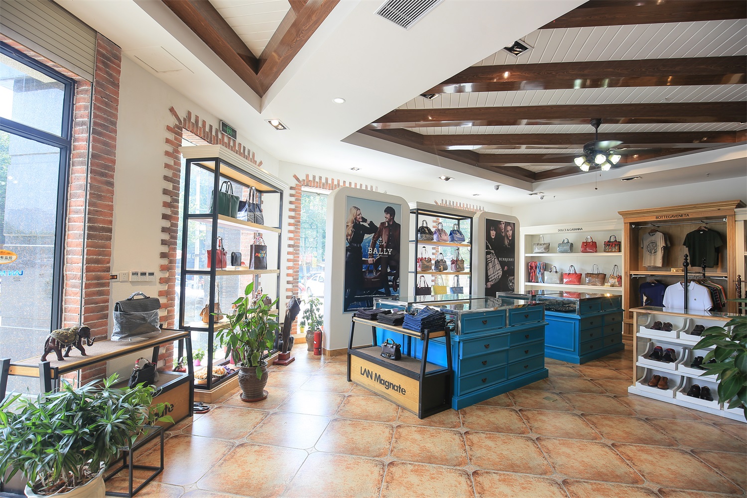 襄阳思新设计--马戈雷特奢侈品集合店