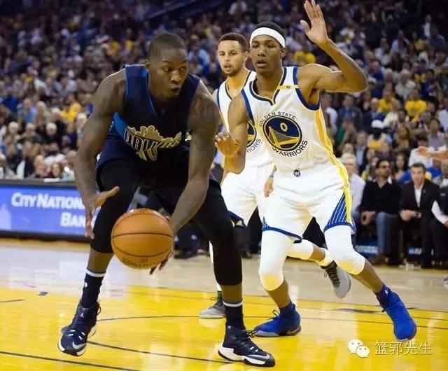 库里打小牛犹犹豫豫，或是为这名角色球员“送戏”