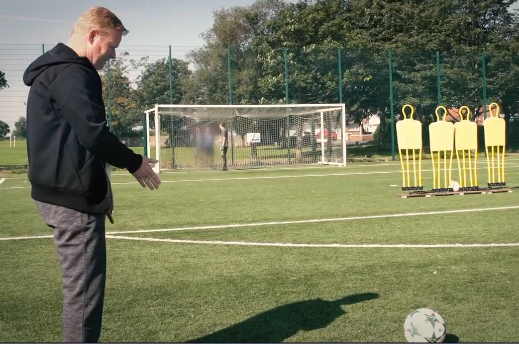 足球中场任意球的技巧,罗纳德科曼罚球技巧