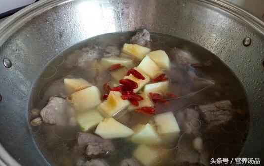 来一碗玉米排骨汤,木瓜花生炖排骨汤做法