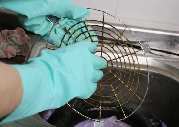 油烟机太脏有什么小妙招吗,油烟机太脏了教你一招轻松搞定