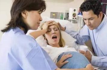 妇产科医生接生尴尬怎么办,临产时内检要伸一只手进去吗