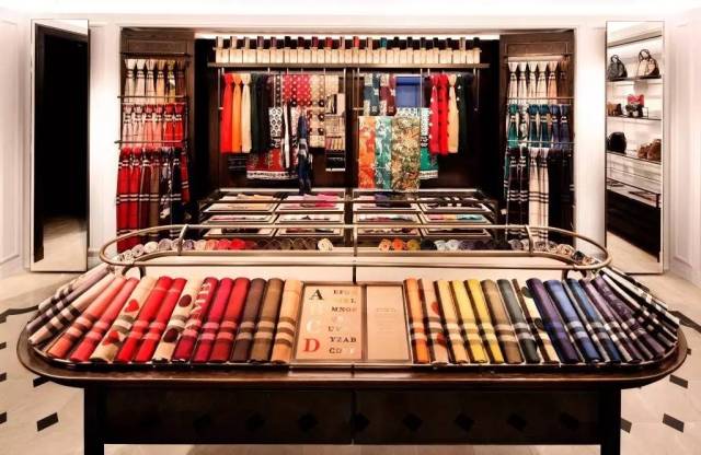 burberry风衣和围巾,burberry风衣配什么颜色围巾