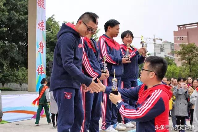 英德这个老师居然站在垃圾车上面？还引得学生连连尖叫！